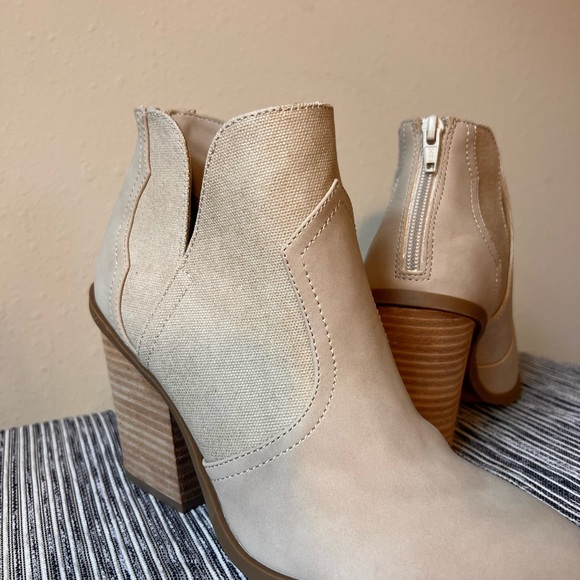 NEW DV Dolce Vita Tan Boots Double V w/Back Zipper Pointed Toe Size 8.5 - Picture 2 of 5